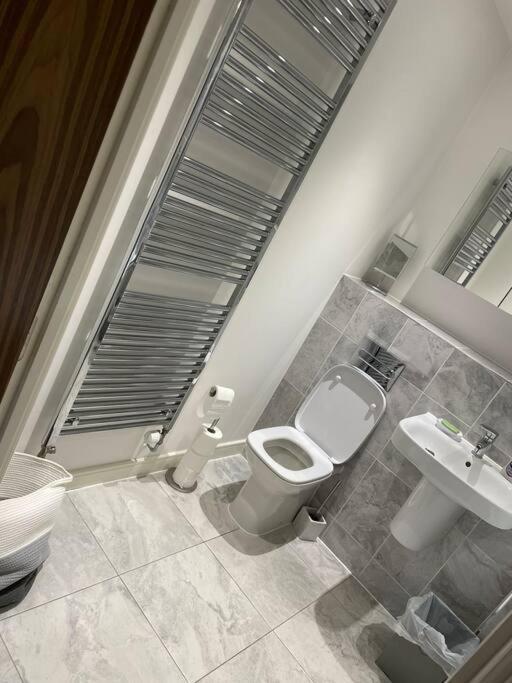 Spacious Apartment In The Heart Of צ'למספורד מראה חיצוני תמונה