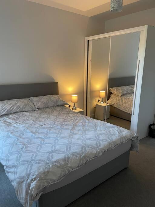 Spacious Apartment In The Heart Of צ'למספורד מראה חיצוני תמונה